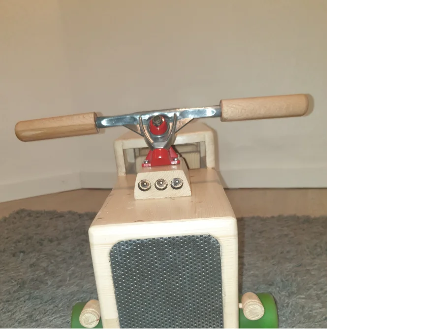 Holzspielzeugauto mit Lenkstange