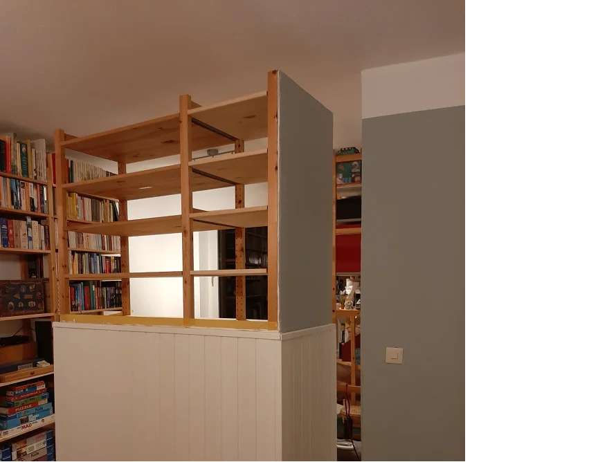 Holzregale als Raumteiler