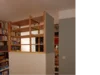 Holzregale als Raumteiler