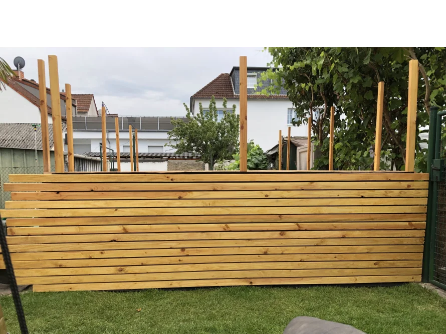 Holzgerüst im Garten