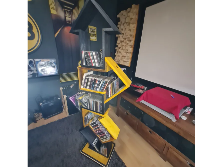 Ein schwarzes und gelbes CD-Regal in Pfeilform