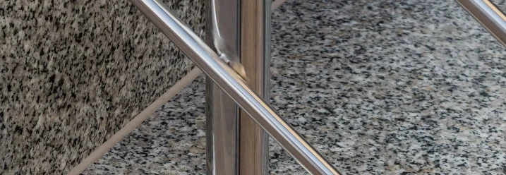 Metallgeländer auf Granittreppe