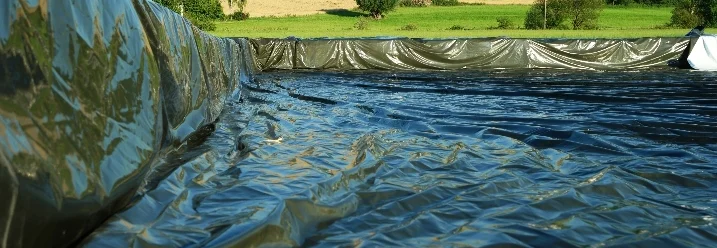 Folie in einer Grube ausgelegt