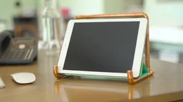 Tablet auf Kupferständer