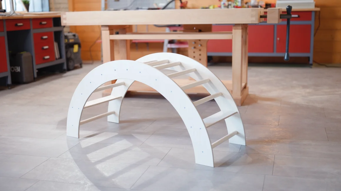 Weißes Holzklettergerüst für Kinder