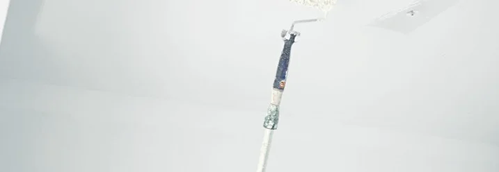 Decke streichen mit Farbrolle