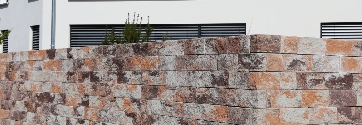 Mauer aus Naturstein