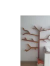 Baumförmiges Holzregal an einer Wand