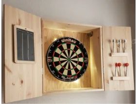 Dartscheibe in Holzsäule