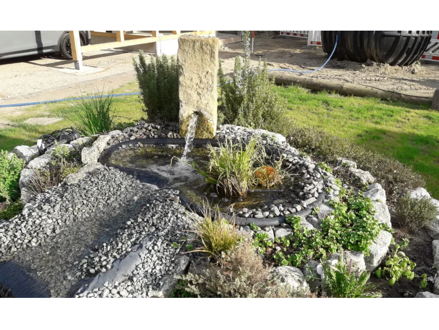 Kleiner Springbrunnen mit Kies