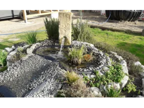 Kleiner Springbrunnen mit Kies