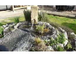 Kleiner Springbrunnen mit Kies