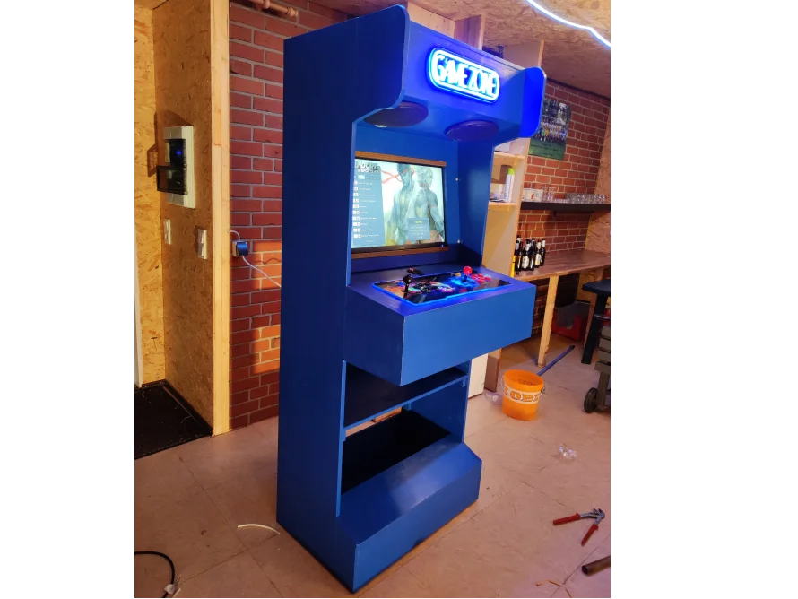 Blauer Spielautomat mit Bildschirm und Bedienelementen