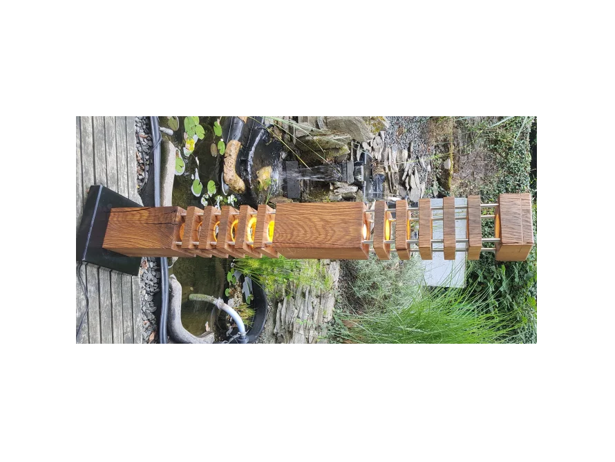 Holzskulptur mit Lichtern