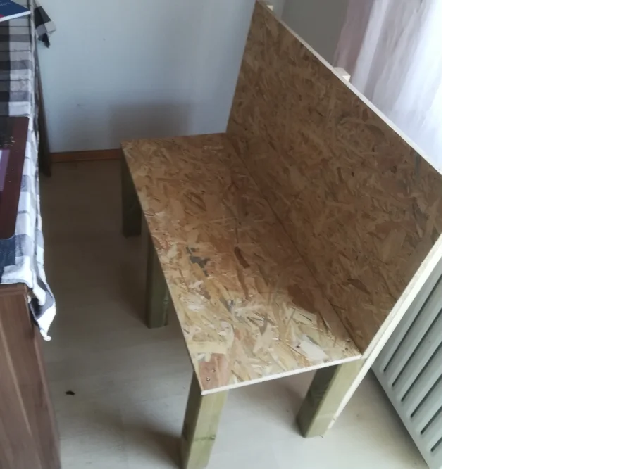 Holzbank mit Rückwand