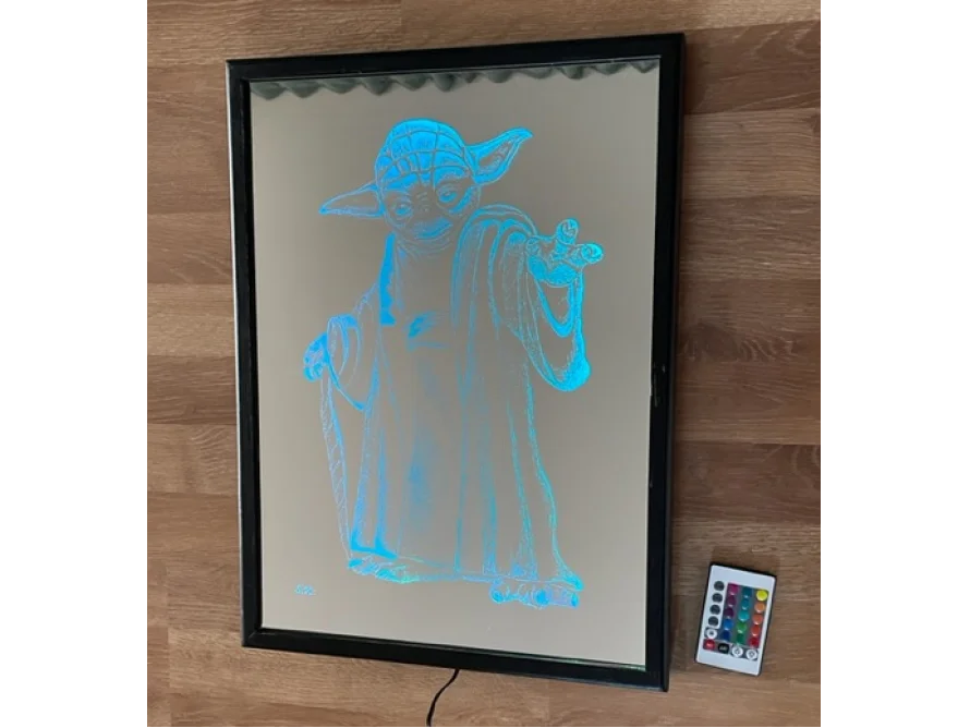 Beleuchtetes Bild einer Filmfigur mit leuchtender Fernbedienung.