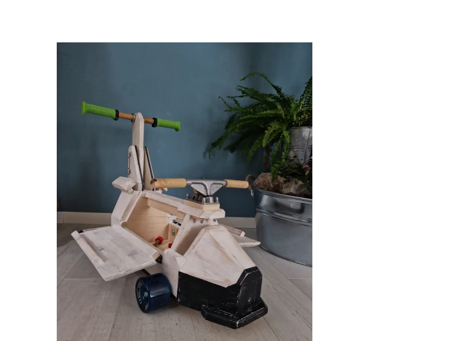 Spielzeugfahrzeug aus Holz in Form einer Rakete