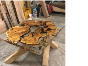 Tisch aus Holz und Epoxidharz