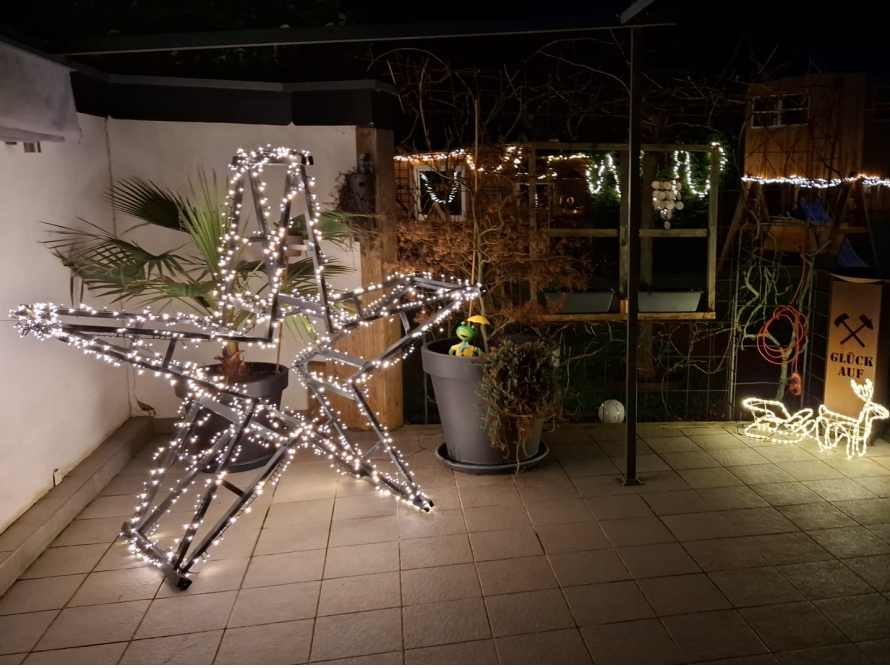 Weihnachtsstern mit Lichterkette