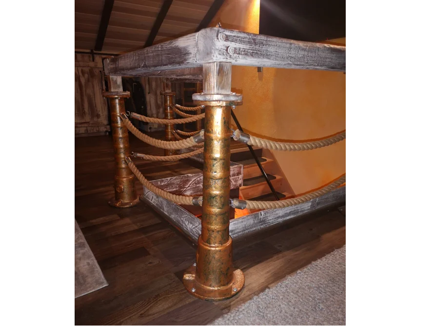 Rustikales Geländer mit Tauen