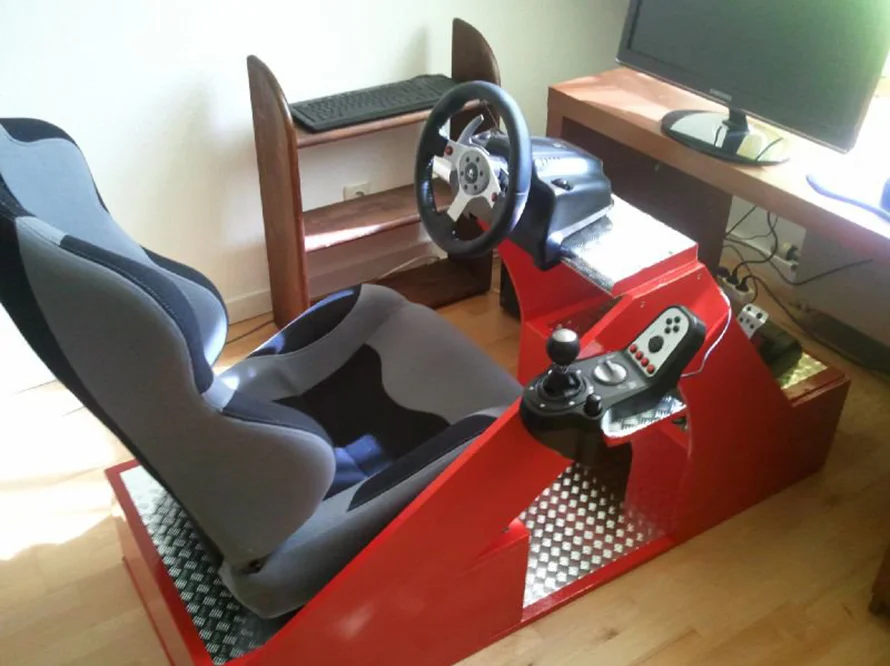 Rennsimulator mit Lenkrad und Pedalen