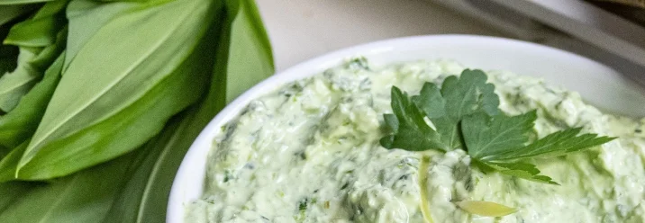 Bärlauch-Dip in einer Schüssel