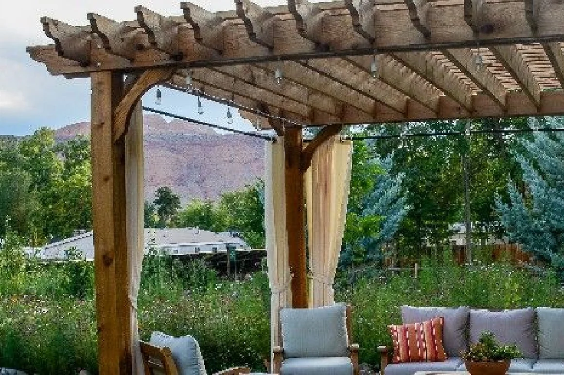 Gartenmöbel unter einer Pergola