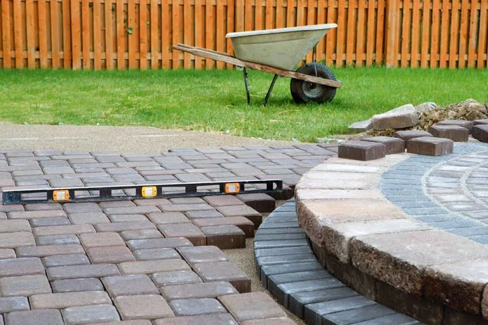 Pflasterarbeiten mit Wasserwaage