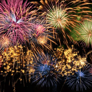 Bunte Feuerwerkskörper am Nachthimmel