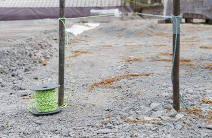 Schritt 1: Fundamentfläche abstecken Holzpflöcke und Schnur stecken Fläche ab