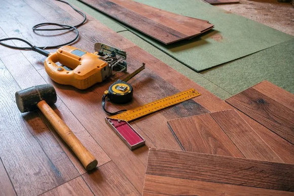 Werkzeug und Laminat auf dem Boden