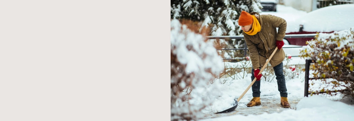 Person schippt Schnee 