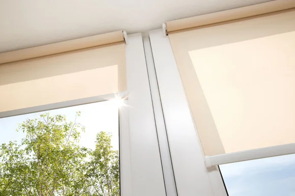 Sonnenlicht scheint durch ein Fenster mit Rollo