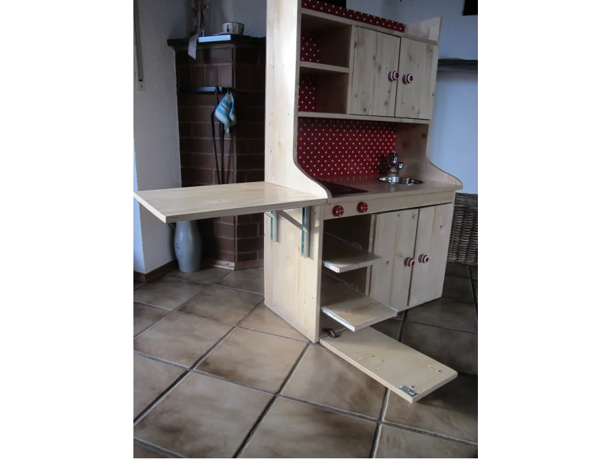 Eine Spielküche aus Holz