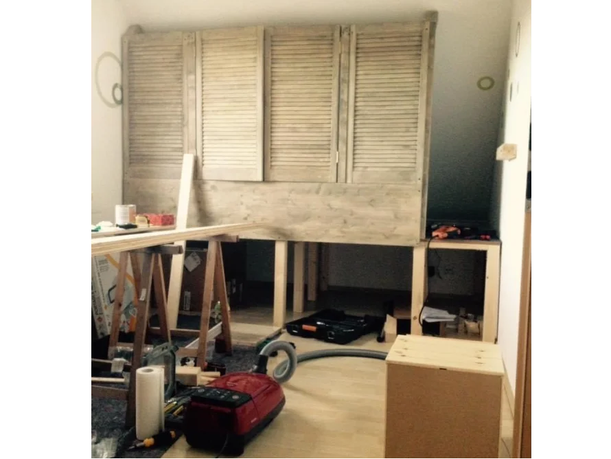 Ein Hochbett aus Holz während des Baus.