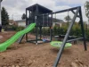 Spielturm mit Rutsche und Schaukel