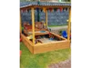 Überdachter Sandkasten mit Spielzeug