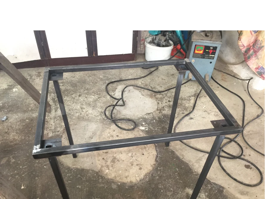 Metallrahmen auf Betonboden