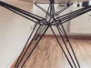 Schwarzes Tischgestell aus Metall