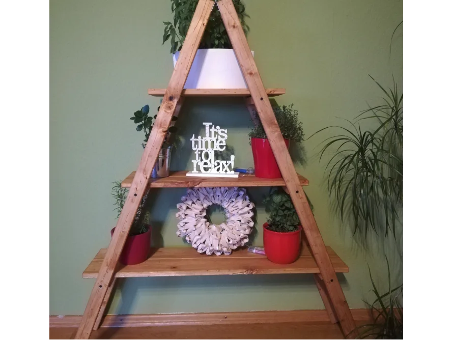 Holzregal in A-Form mit Pflanzen