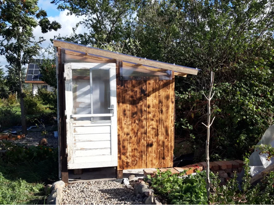 Holzgerüst eines Gartenhäuschens