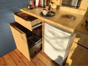 Holzschrank mit geöffneter Schublade