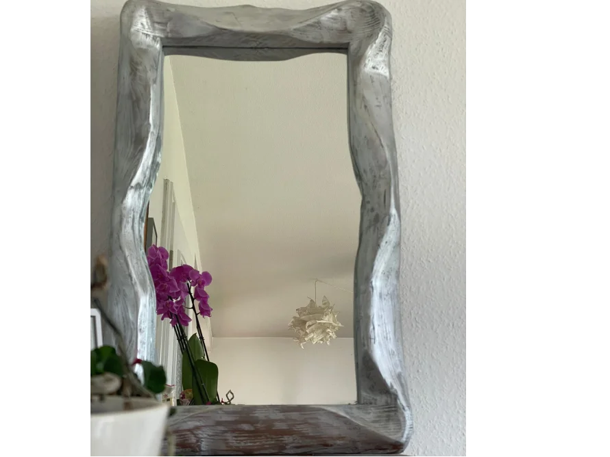 Rustikaler Spiegel mit Holzrahmen