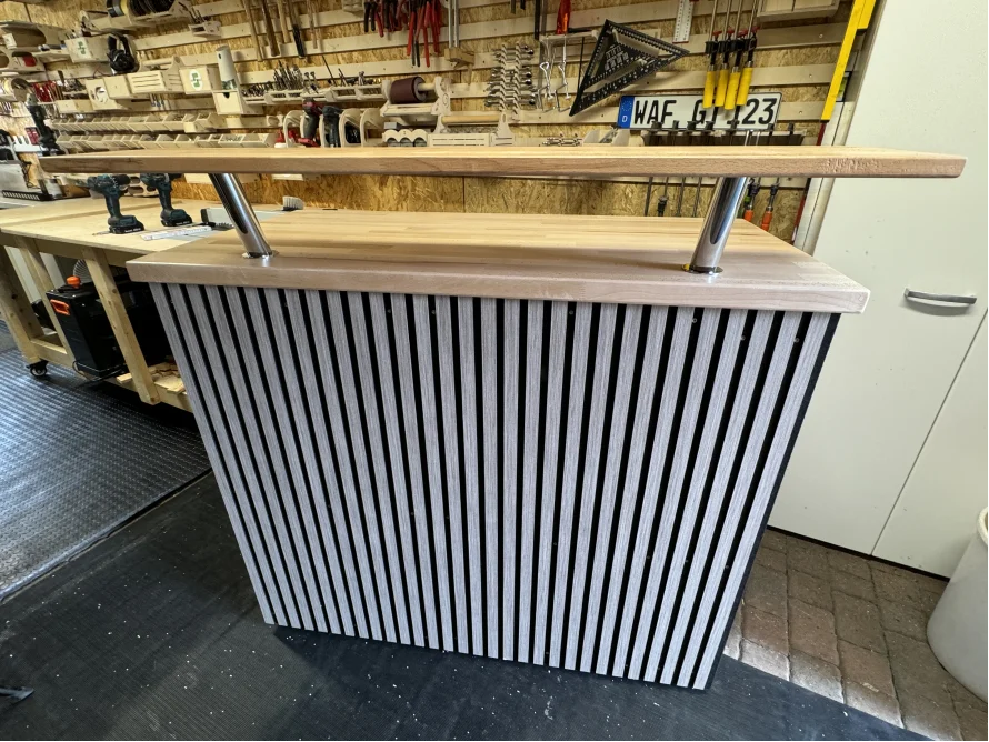 Stehtisch mit Holzplatte und Lamellenmuster