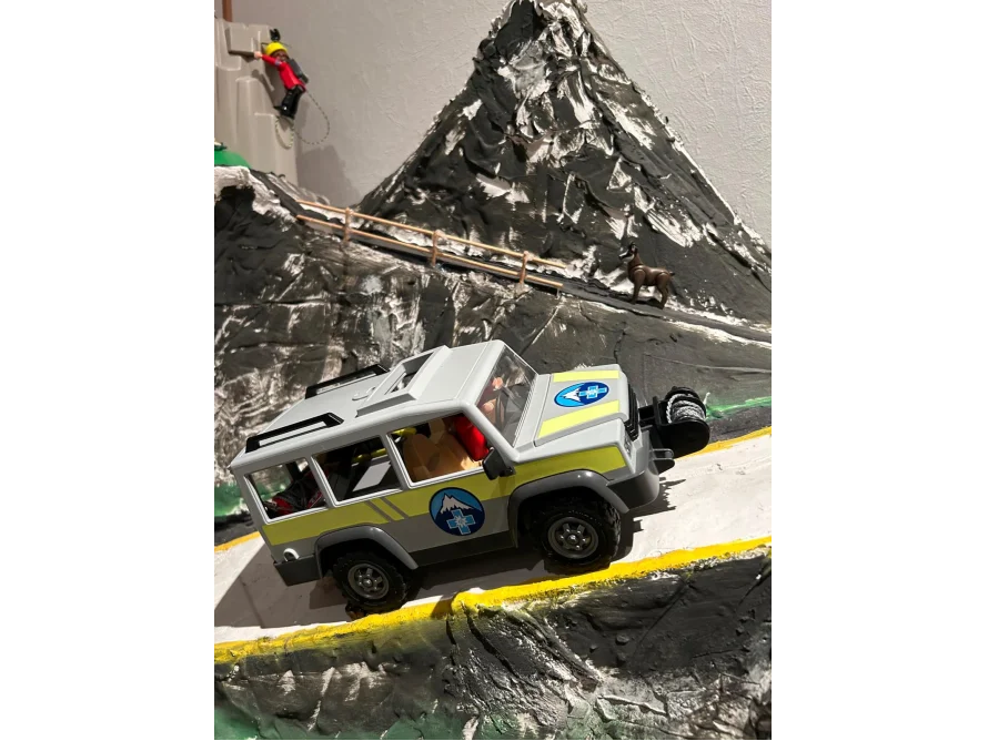 Spielzeug-Geländewagen fährt auf Bergstraße