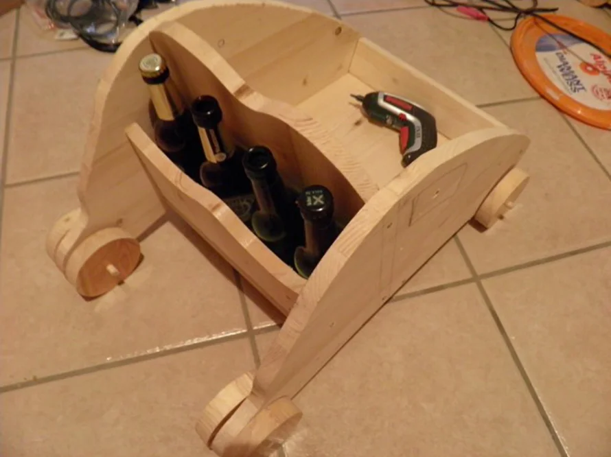 Holzgestell mit Flaschen und Akkuschrauber