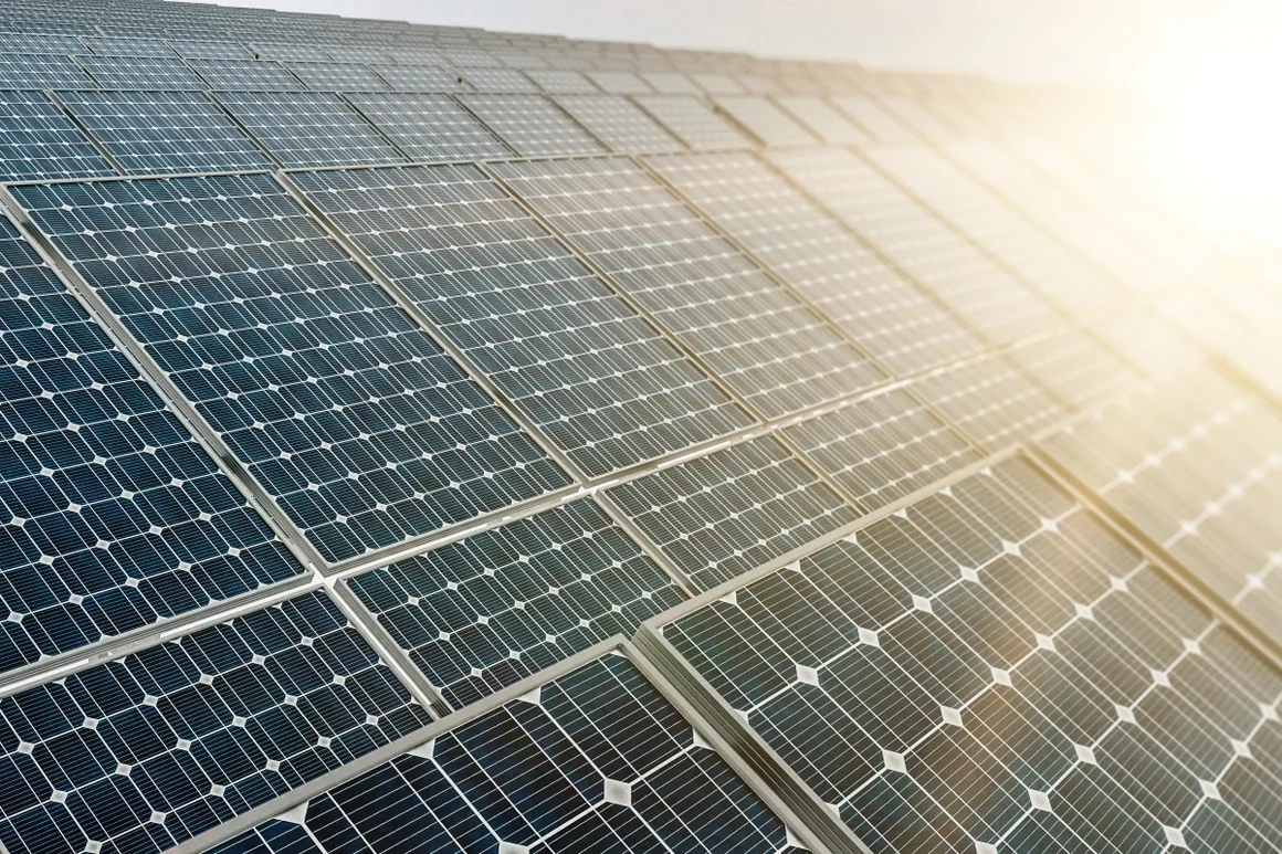 Solarpanele in der Sonne