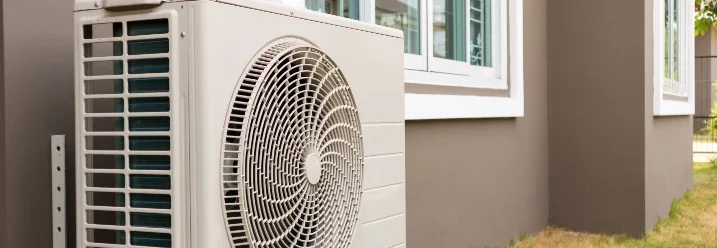Klimaanlage an Hauswand