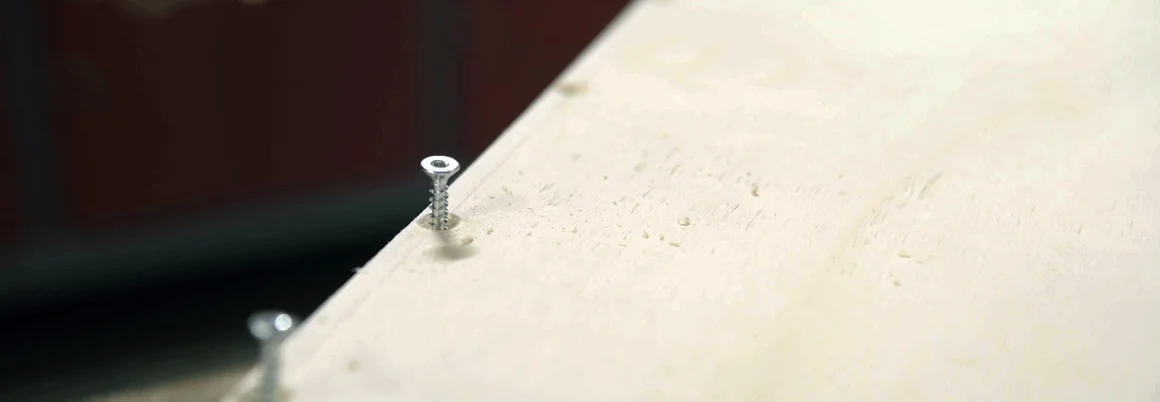 Holzplatte mit Schrauben