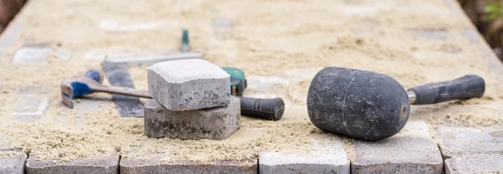 Pflasterarbeiten mit Gummihammer